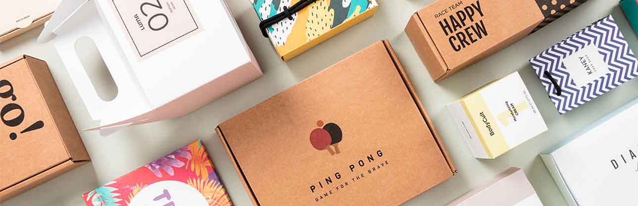 Amplia variedad de cajas de cartón en diferentes modelos, tamaños y colores