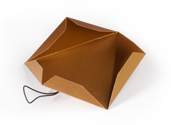 Caja triangular de cartón