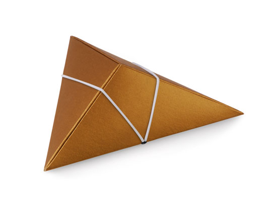 Caja triangular de cartón