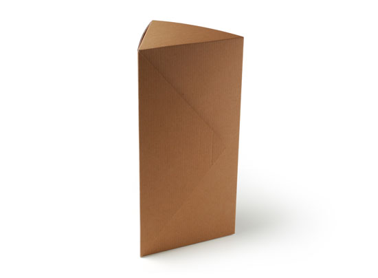 Caja triangular para botellas